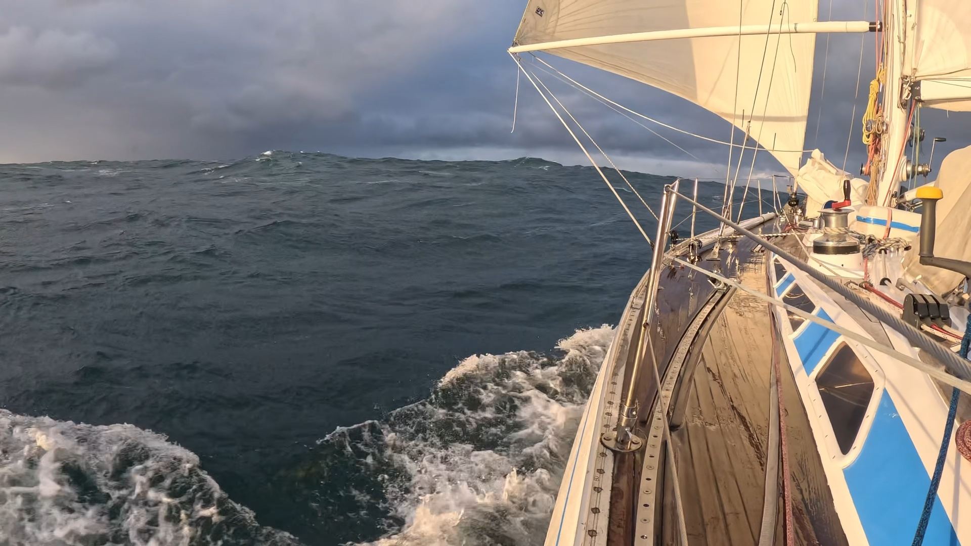 A bow wave rushing past the hull